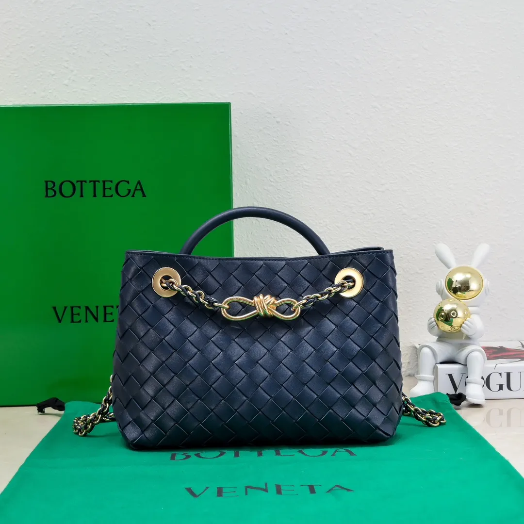 Batch 1960 BOTTEGA VENETA 2024 spring and summer new small ANDIAMO chain bag is also available! 🔥🔥I believe many friends have been waiting for a long time. The metallic chain adds a touch of sophistication to the original softness and elegance of Andiamo. The collision of classic craftsmanship and elegance creates a different kind of beauty. Style number: 6008 Size: 25*22*10.5cm